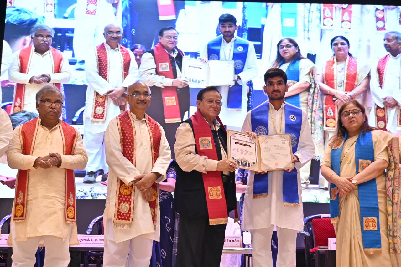 Vishwa Vidyalay 45 Wan Dikshant Samaroh