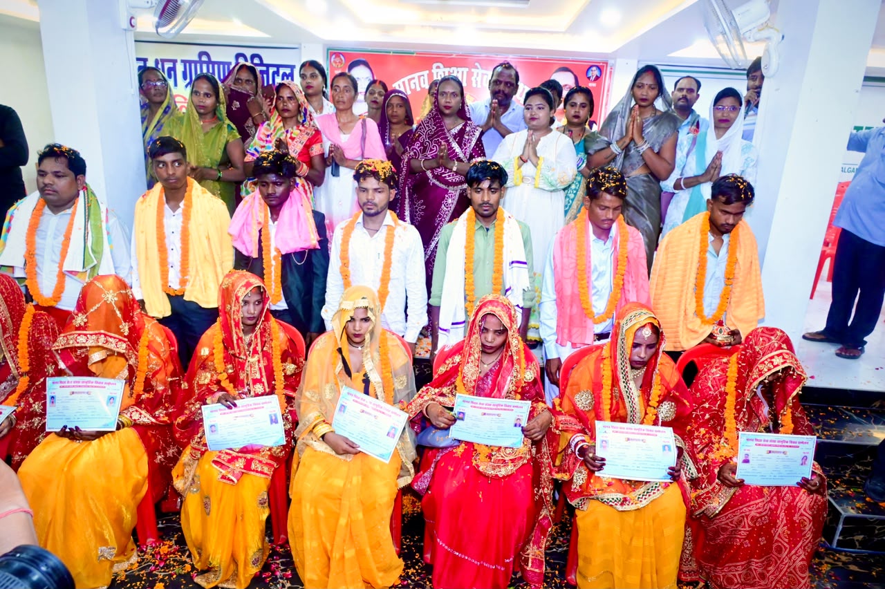 Manav Shiksha Sewa Sanstha Ki Anuthi Pahal Garib Mahotsav Mein 7 Jodon Ne Thama Ek Duje Ka Hath