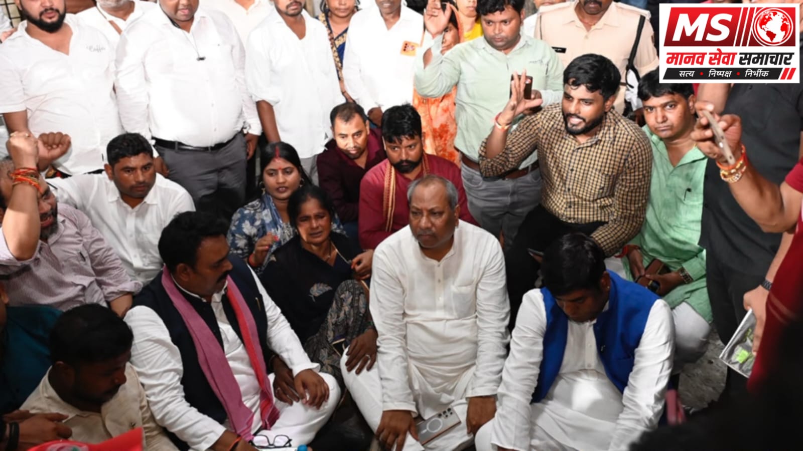 Bhajapa Ki Sahayogi Sanjay Nishad Ne Lucknow Me Vyapari Ki Maut Ke Virodh Me Pradarshan Kiya, Samajwadi Party Bhi Isame Shamil Hai