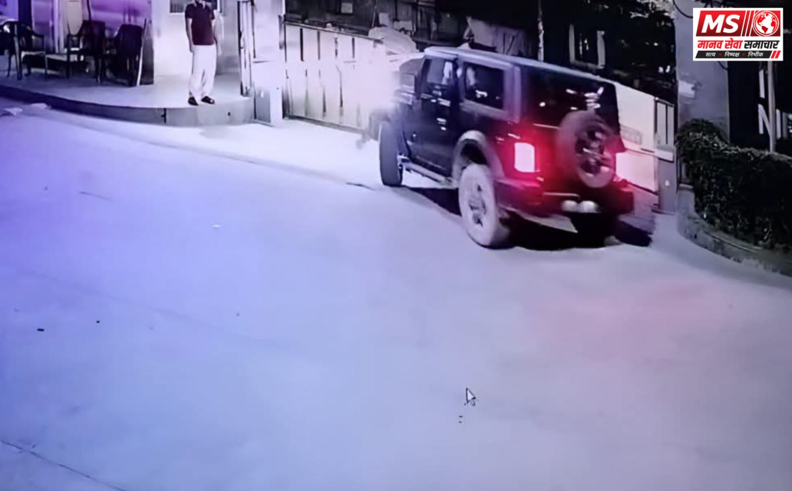 Garba Kar Rhi Mahilao Se Badsaluki , Virodh Kiya To Dauda Di Thar.... Greater Noida Ki Society Me Car Sawaro Ki Dabangai Aai Samane.